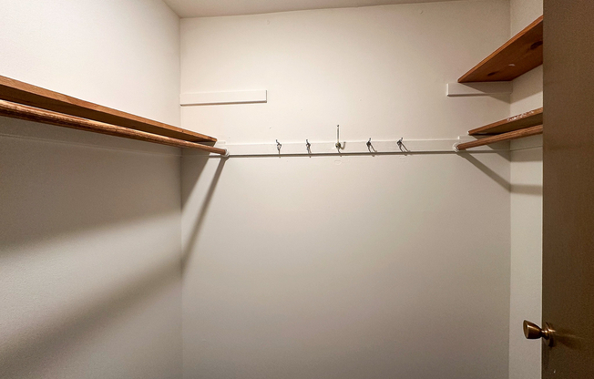 2 Bed / 1 Bath - 1,000 SF - Closet