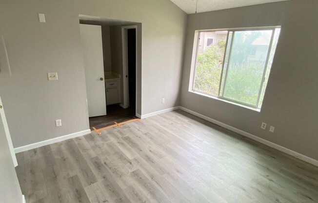 $500 off 2nd Months Rent for this 3 Bedroom 2.5 Townhouse with Brand New Kitchen, Paint and Flooring!