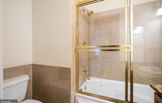 2 beds, 2 baths, 988 sqft, $2,100, Unit 215