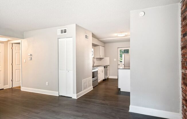 1 bed, 1 bath, 650 sqft, $925, Unit 425 - 2S