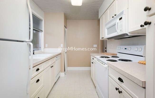 One Bedroom Condo in Lake Oswego Village - Lake Views!