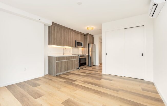 Urban Living w/Amenities - Studio w/1ba/1pkg PETS NEGOTIABLE!