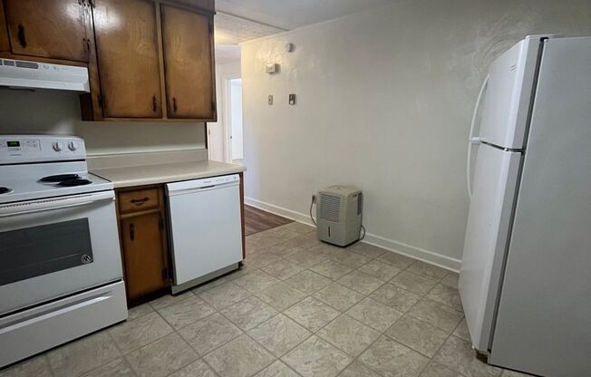 2 beds, 1 bath, 903 sqft, $1,140, Unit M-9