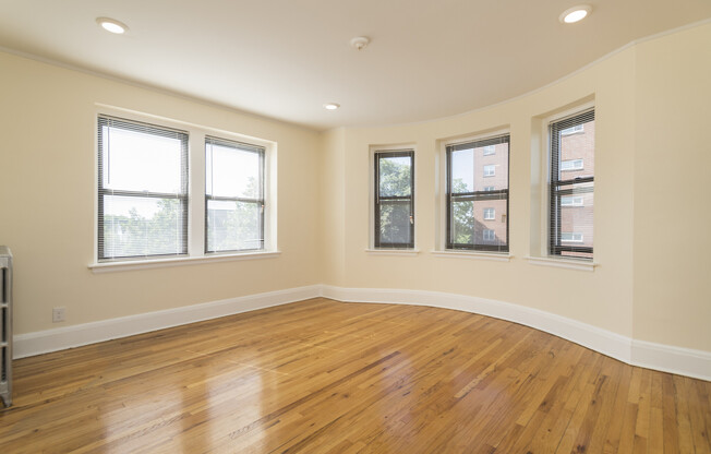 2 beds, 1 bath, 815 sqft, $3,400, Unit 32