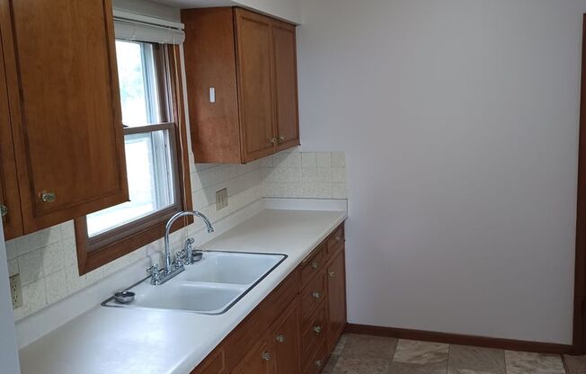 2 beds, 1 bath, $1,139, Unit 516 3002