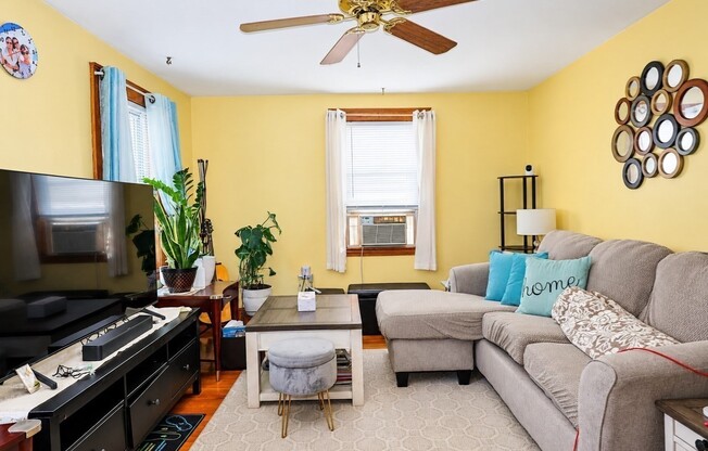 2 beds, 1 bath, 900 sqft, $2,300, Unit 2