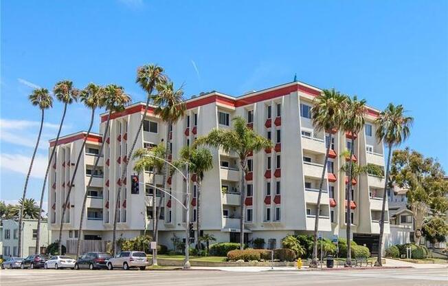 Ocean View Corner Unit Condo w/Balcony+Jacuzzi+Gym Across w/2-Car Parking!