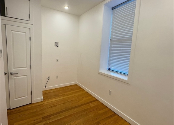 2 beds, 1 bath, $2,250, Unit 202
