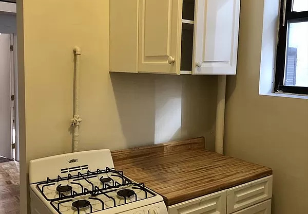 304 W 21 ST
