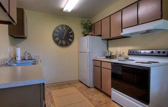 Tacoma Apartments - Heatherstone Apartments - Kitchen