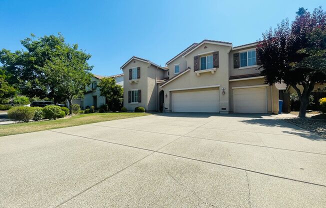 Beautiful 4bed / 3bath 3,281 SQFT Move in Ready !!