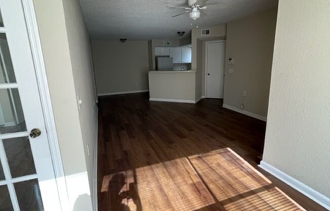 2 beds, 1 bath, $1,900