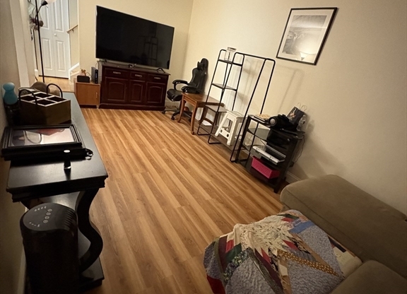 3 beds, 1 bath, $4,500, Unit 4