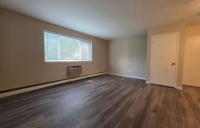 2 beds, 1 bath, $1,425, Unit 112