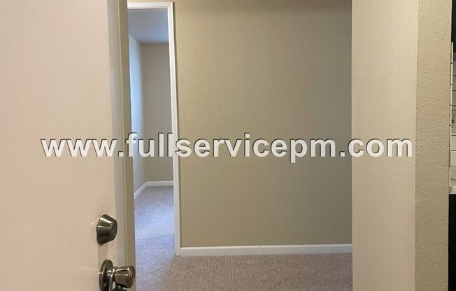 Great Find!!Spacious, condo w/ master