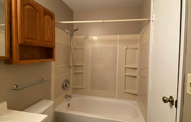 Great Ranch House next to a Park and Public Swimming Pool!