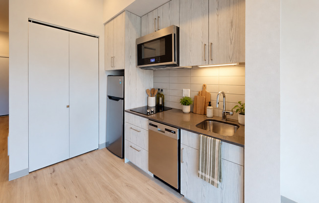 Studio, 1 bath, 318 sqft, $1,475, Unit 215
