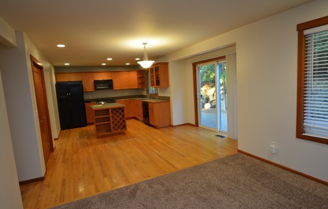 Spacious home in Maple Valley Neighborhood, Wilderness Hollow