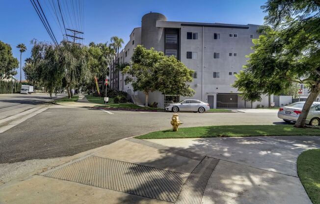 16070 Sunset Blvd