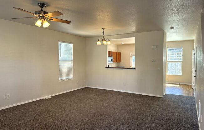 Large End Unit Town Home! 3Bd/2.5ba/AC, 1507sf Near Ft Carson