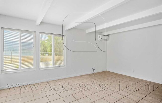 Charming Downstairs 2 Bed/1 Bath Unit With Front Lake View!