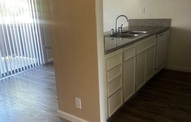 2 beds, 1 bath, 860 sqft, $1,475