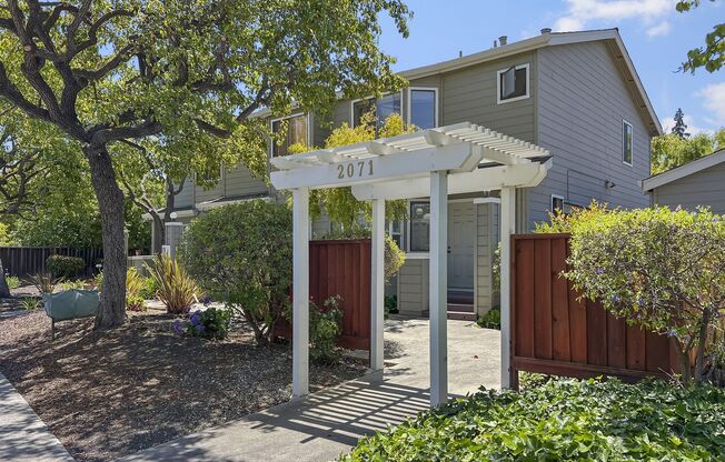 Beautiful 2-Bedroom 2.5Bathroom Mountain View Townhome