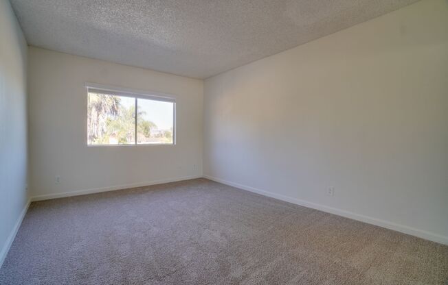 2 beds, 1 bath, $2,395, Unit 8324-43