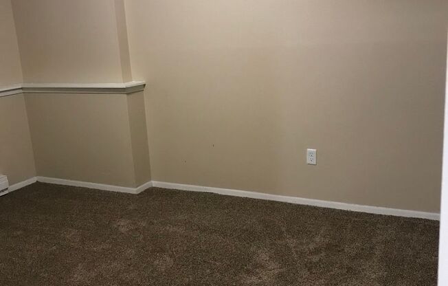 2 beds, 1 bath, 800 sqft, $885, Unit 400-03