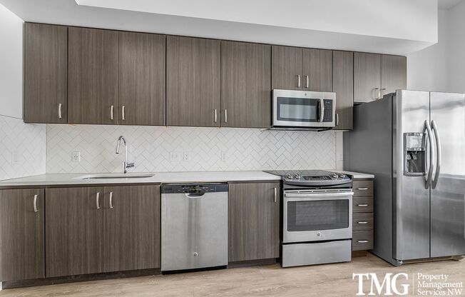 Studio, 1 bath, 444 sqft, $1,215, Unit 611