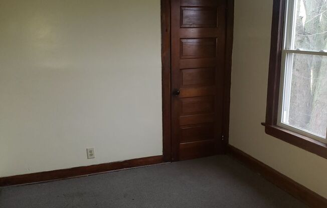 3 beds, 1 bath, $1,000