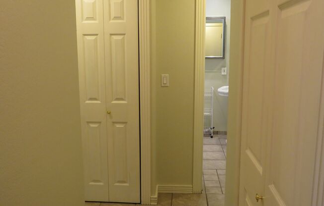 Totem Lake Cute 1bed/1bath ground floor Condo! $1695.00