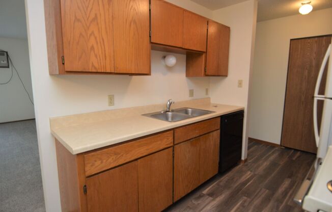 2 beds, 1 bath, 940 sqft, $725, Unit #10 - Garage 34