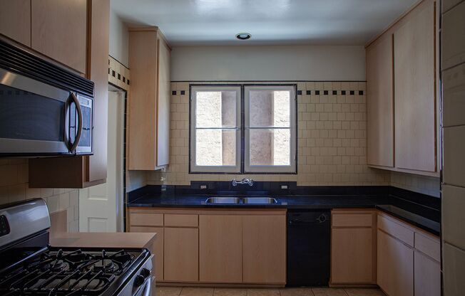 Charming Vintage 1 Bed / 1 Bath in the Heart of West Hollywood