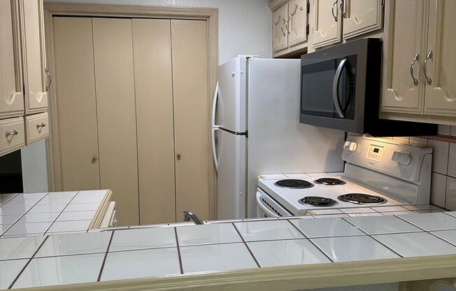 1 bed, 1 bath, 760 sqft, $725, Unit 14