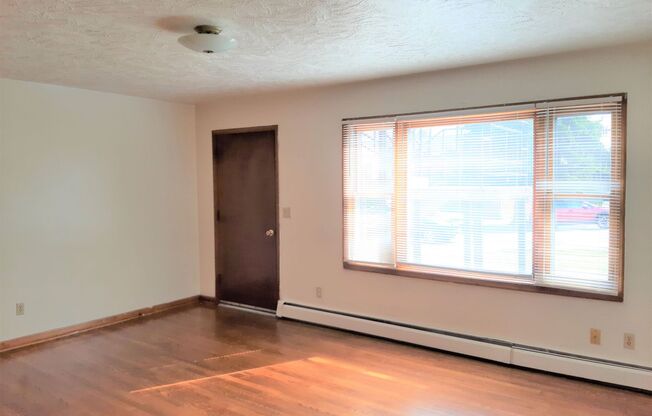 2 beds, 1 bath, 903 sqft, $1,210, Unit E-3