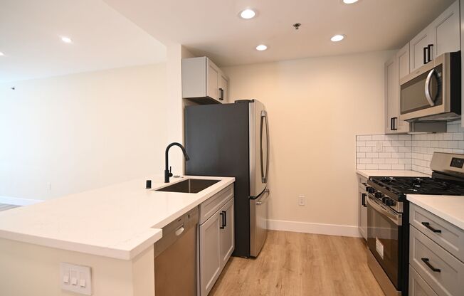 2 beds, 1 bath, 760 sqft, $2,774, Unit 204
