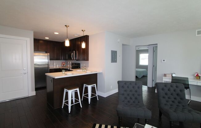 2 beds, 1 bath, 970 sqft, $995, Unit 4