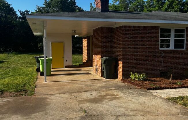 3 Bedroom 1 bathroom Renovated! 5 minutes from Downtown Raleigh