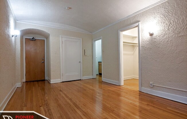 536 W Arlington Pl