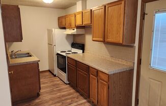 2 beds, 1 bath, $895, Unit 17