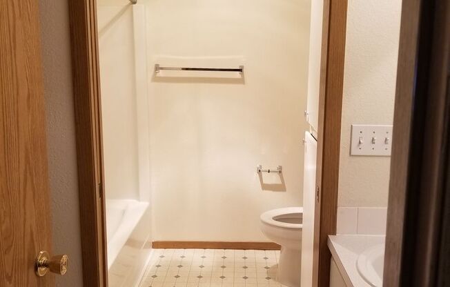 2 beds, 1 bath, 867 sqft, $1,375, Unit Ridge-5