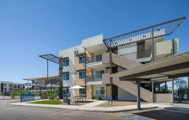 Exterior of Streamliner 16th Apartments in Phoenix