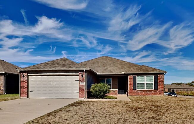 Very Nice 3 Bedroom 2 Bath Home in Mustang School District