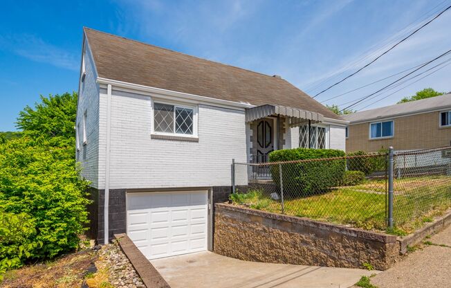 GORGEOUS, SLEEK MCKEES ROCKS 4 BEDROOM 1.5 BATHROOM AVAILABLE JULY 1!! RARE FIND WITH RECENT RENOVATIONS!!!