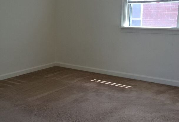 2 beds, 1 bath, 775 sqft, $1,095, Unit 627 Southcrest Drive #4