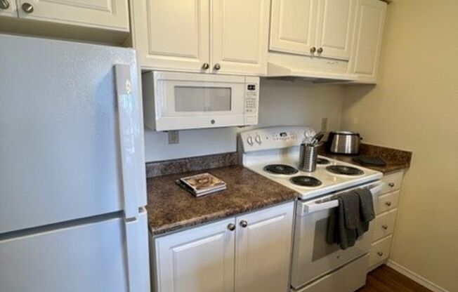 2 beds, 1 bath, 915 sqft, $1,685, Unit 433