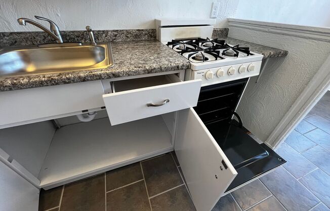 Studio, 1 bath, 400 sqft, $875, Unit 710