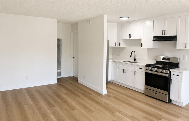 1 bed, 1 bath, 730 sqft, $1,565, Unit 14030 124