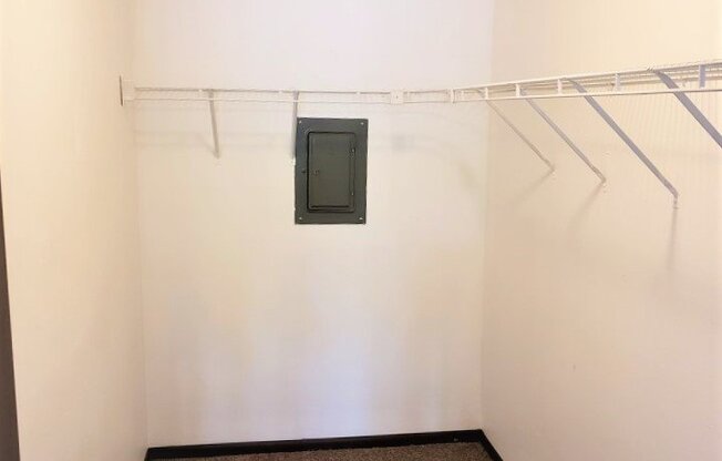 1 bed, 1 bath, 700 sqft, $850, Unit 801 West Crestwood Drive Apt 101